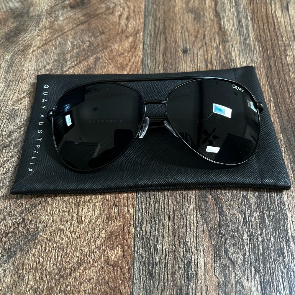 Quay Australia all black aviators